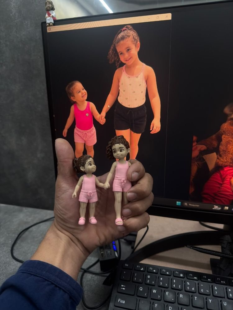 Miniaturas de duas irmãs impressas em 3D a partir de foto